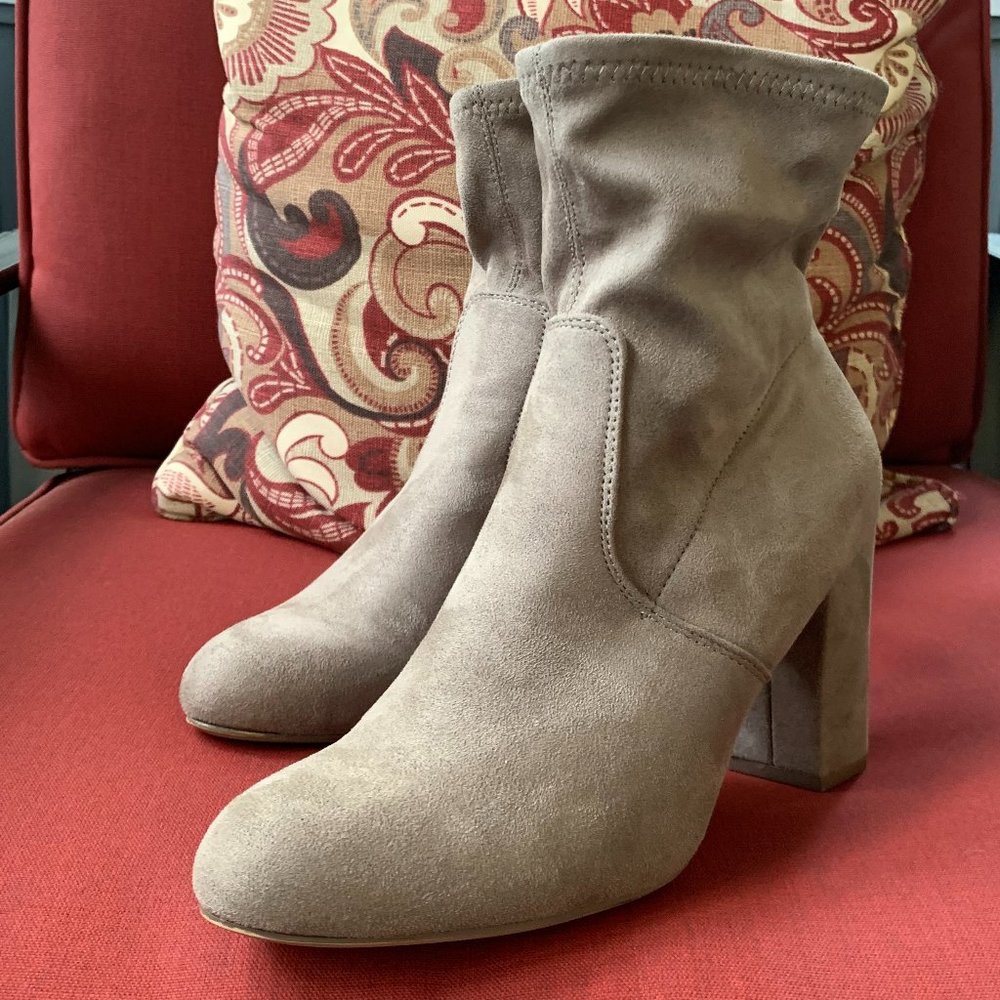 "Candie's" faux suede bootie, 8, EUC